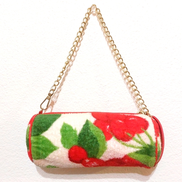 🍒SOLD🍒 Juicy Couture cherry barrel bag 🤩 - Picture 3 of 8